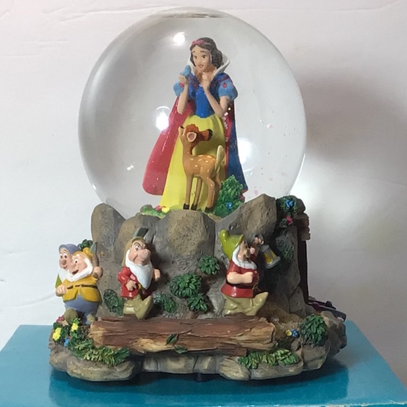 DISNEY SNOW WHITE MUSICAL SNOW GLOBE, NEW - Picture 1 of 4